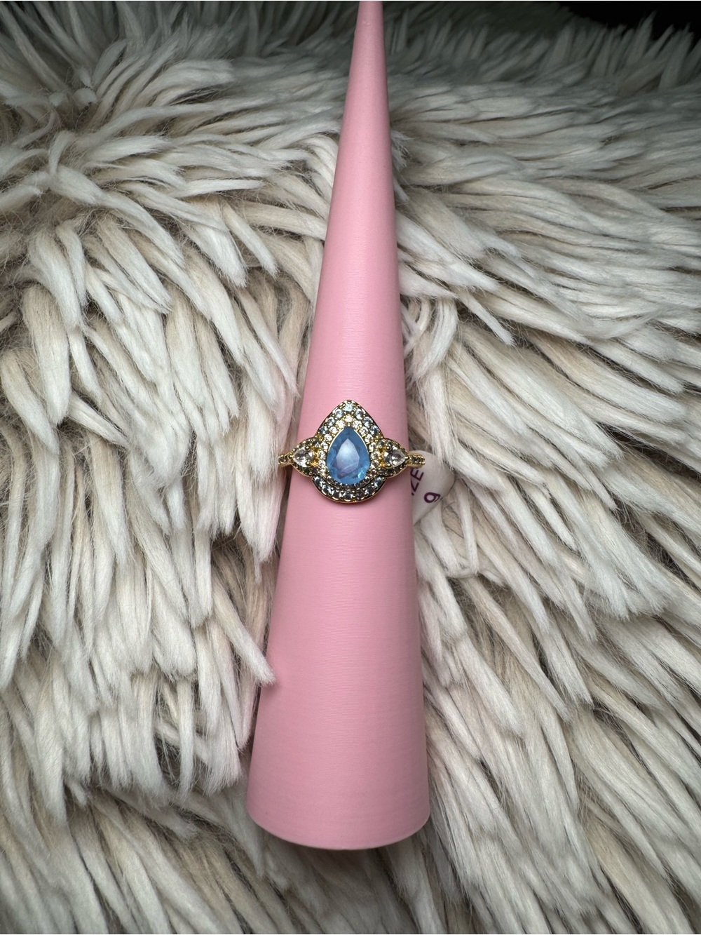 Gold Ring - Picture 3 of 6
